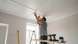 Poser du lambris PVC au plafond sans se tromper